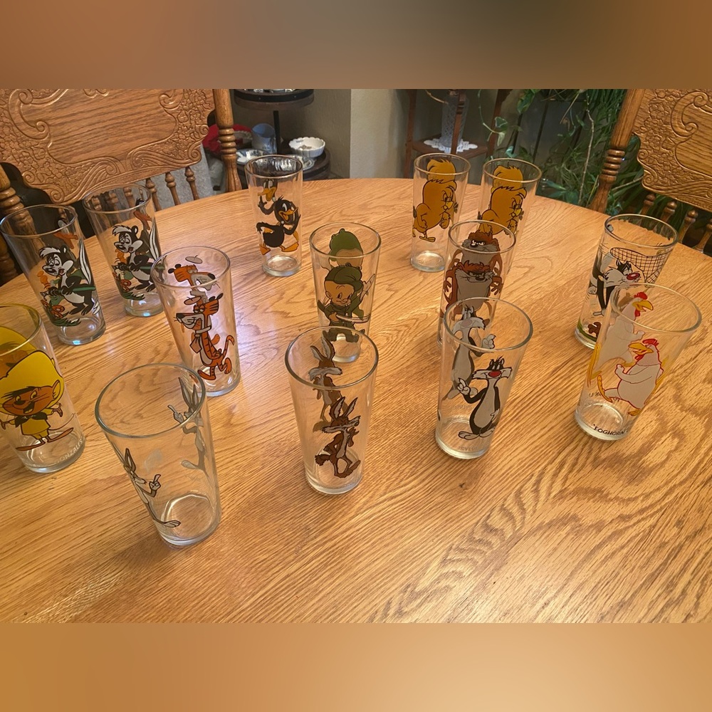 Vintage 1973 Looney Tunes 16oz Pint Glasses, tempered glass. Set of 14.